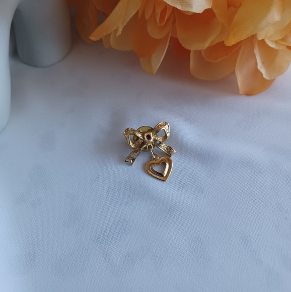 Gold Bow and Heart Brooch - Picture 4 of 8